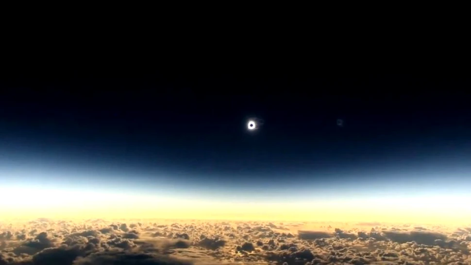 Cum s-a văzut eclipsa totală de SOARE dintr-un avion aflat deasupra Oceanului Pacific – FOTO+VIDEO