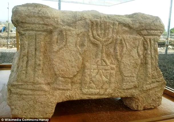 O piatră cu menorah, candelabrul cu 7 braţe, simbol al religiei iudaice