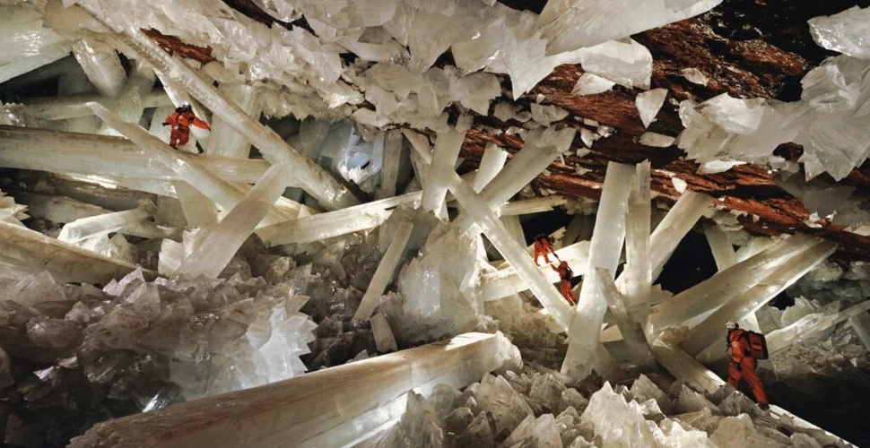 Peștera cristalelor și misterele sale. Are formă de potcoavă și măsoară 109 metri lungime