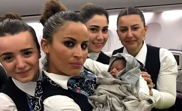 Echipajul unui avion a asistat la naşterea unui copil în timp ce avionul se afla la peste 12.000 de metri în aer