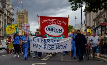 Lucrătorii medicali din Marea Britanie au intrat în prima grevă în masă din ultimul secol