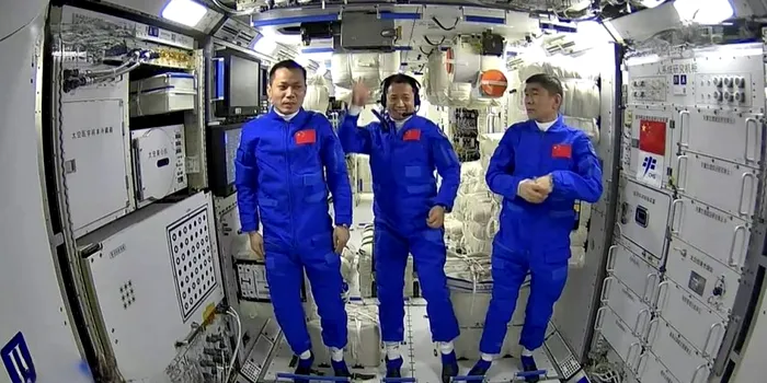 O nouă filmare îi arată pe cei trei astronauți la bordul noii stații spațiale a Chinei