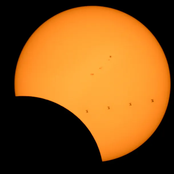 Imagini UIMITOARE suprinse în timpul eclipsei totale de Soare