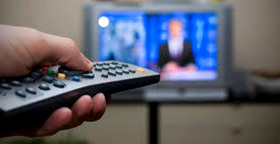 Studiu: Cât timp petrec românii în faţa televizorului? O treime dintre aceştia au trei televizoare în locuinţă
