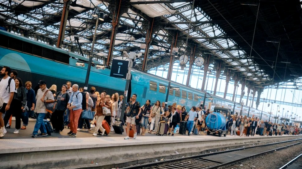 Mii de pasageri au așteptat mai bine de o oră într-o gară din cauza unei pisici