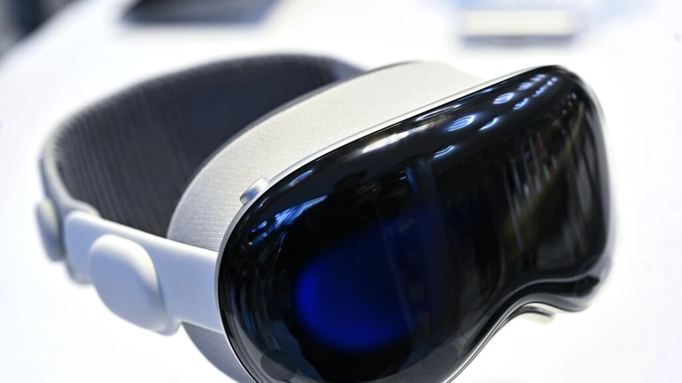 Șoferii de mașini Tesla, avertizați să nu poarte căștile Apple Vision Pro