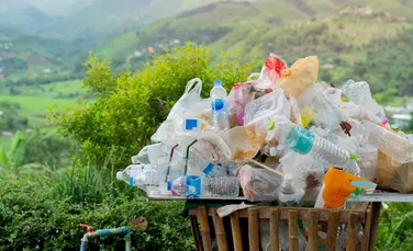 Oamenii de știință au descoperit o metodă mai rapidă de reciclare a plasticului