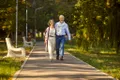 O singură plimbare zilnică de o oră ar putea prelungi viața cu șase ore