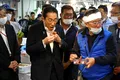 Premierul Japoniei a mâncat pește prins la Fukushima