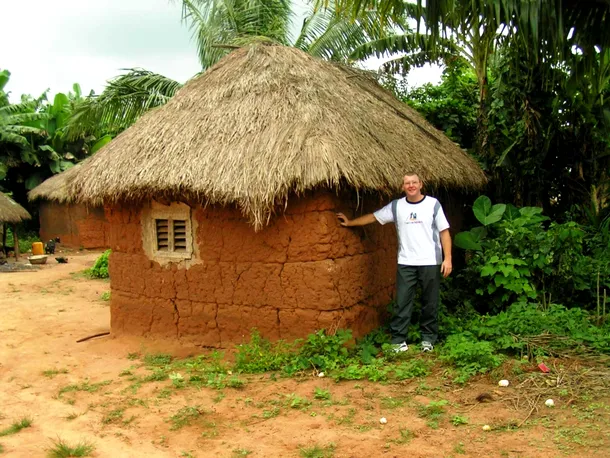 Gabriel Vitelar pozeaza langa o coliba, in Nigeria. 