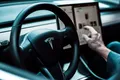 Tesla introduce opţiunea de Self-Driving pe maşinile sale, însă legislaţia nu permite folosirea sa
