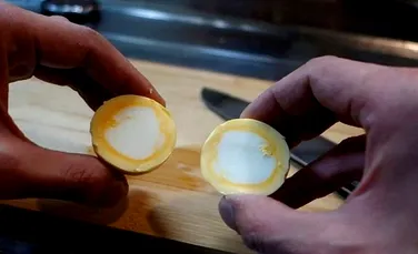 Cum să faci un ou fiert „întors pe dos”: ştiinţa din spatele unui ingenios truc culinar (VIDEO)