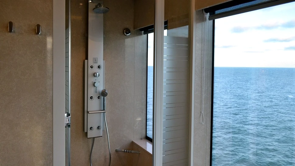 La ce preţ va fi disponibilă cabina de duş care te „scaldă” în muzică şi răspunde la comenzi vocale