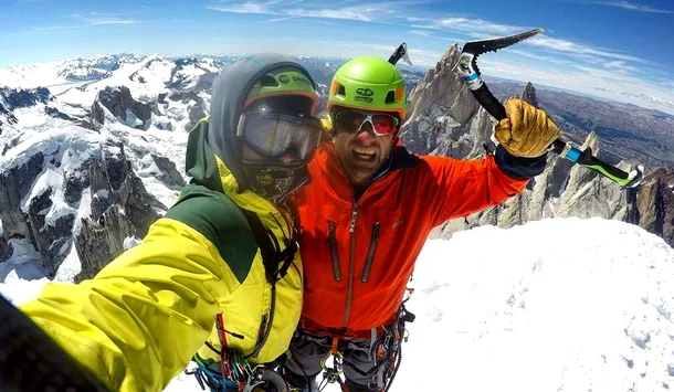Alpiniştii români Vlad Căpuşan şi Zsolt Török au urcat pe vârful Cerro Torre din Patagonia, la 3.106 metri