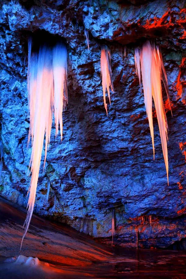 Peştera Scărişoara - stalactite de gheaţă. 