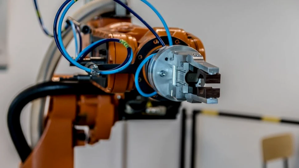 Cercetătorii au creat primul braţ robotic care poate fi controlat fără ajutorul unui implant cerebral