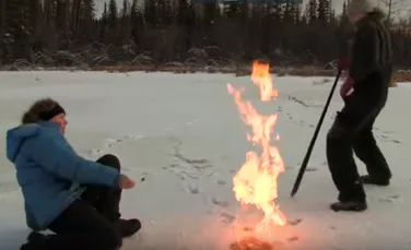 Un lac din Alaska eliberează atât de multe gaze încât poţi da foc ”aerului”