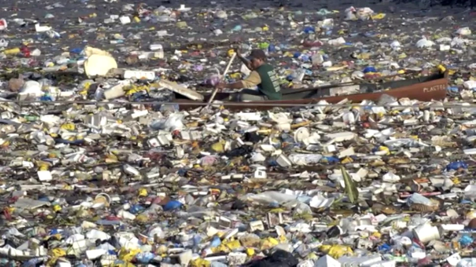 Un nou studiu a scos la iveală că insula de gunoi din Pacific este mult mai mare decât s-a crezut. Ar putea acoperi la un loc Franţa, Germania şi Spania