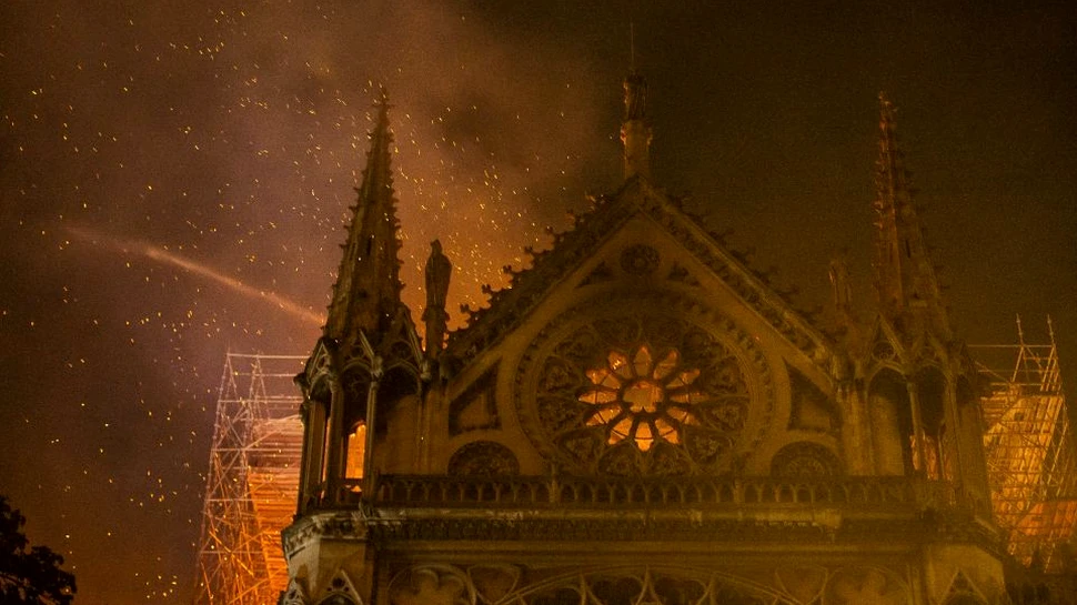 Francezii au început să îndepărteze plumbul din zona catedralei Notre-Dame de la Paris