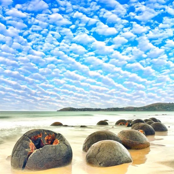 Ce sunt aceste sfere misterioase de pe o plajă din Noua Zeelandă şi cum au apărut?
