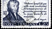 Ai învăţat despre munca sa în domeniul ştiinţei la şcoală. Îţi mai aminteşti de constanta lui Avogadro?