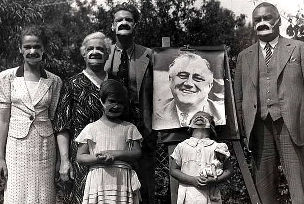 O familie se fotografiază purtând pe faţă masca unui zâmbet