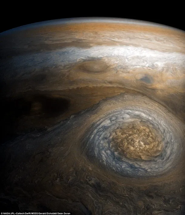 Imagini spectaculoase cu norii de pe Jupiter