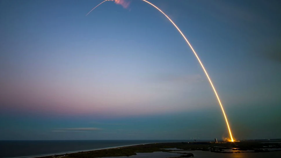 Space X va realiza o misiune neobişnuită la sfârşitul anului acesta. Racheta Falcon 9 va trimite în spaţiu cenuşa a 300 de persoane decedate