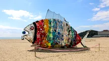 Arta din gunoi: sculpturi create din deșeuri care se vând cu milioane