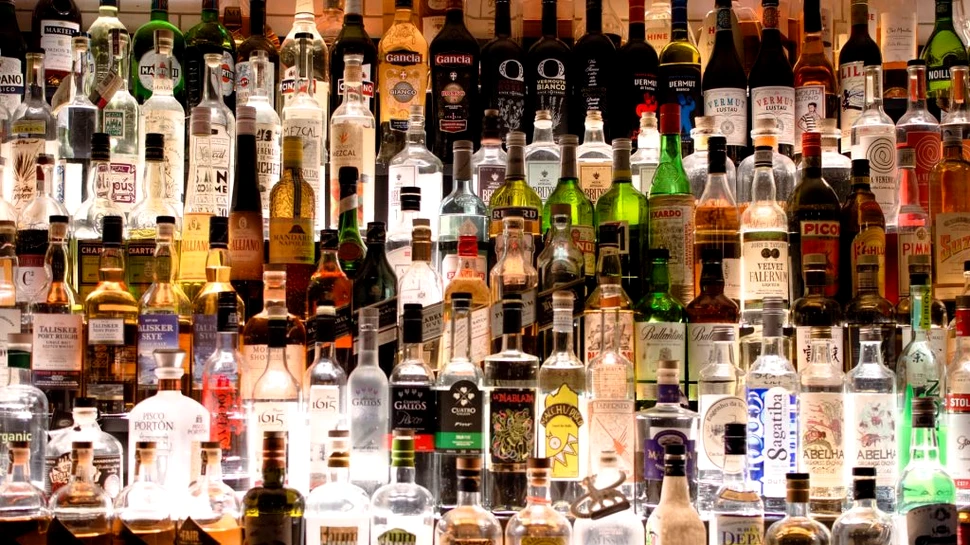 Un român consumă anual 11 litri de alcool pur; România, pe locul 10 în Europa
