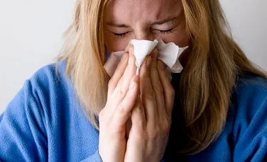 Cum îți poți da seama dacă ai gripă sau COVID-19. La ce simptome ar trebui să fii atent