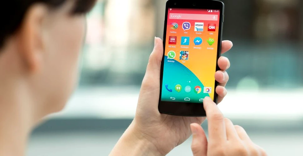 O aplicaţie din Play Store oferea actualizări pentru telefoane Samsung contra cost