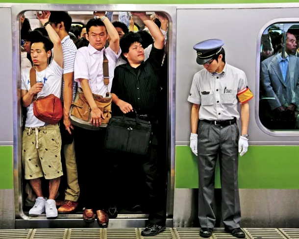 Passed Fern Glare Iată cum călătoresc pasagerii din Japonia cu metroul. De vină sunt  ''ambalatori de sardine''- Galerie Foto