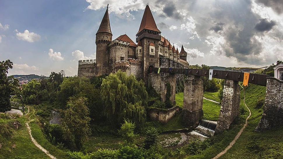 Castelul Corvinilor, capodopera arhitecturală din România, una dintre cele mai mari fortăreţe din Europa – Galerie Foto