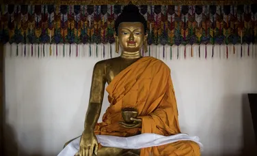 Scheletul unui călugăr, mort acum 900 de ani, a fost găsit în interiorul unei statui. Explicaţia specialiştilor – FOTO