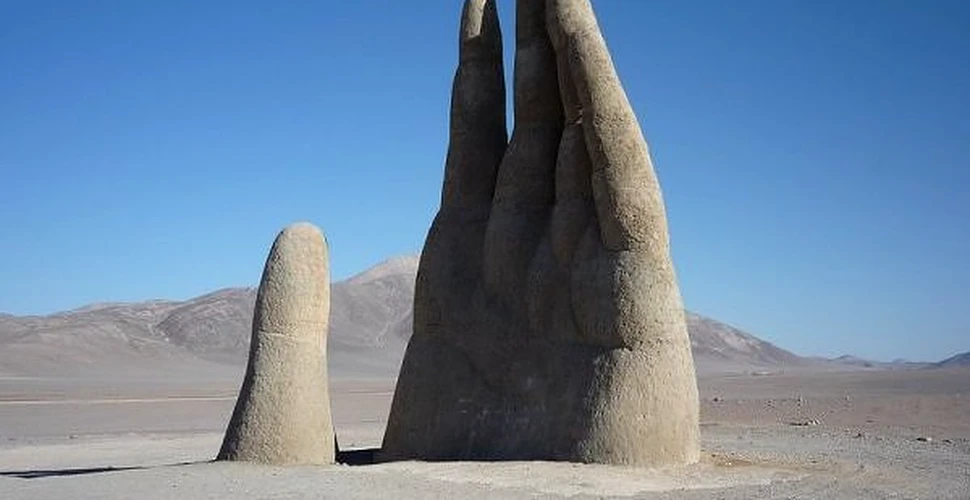 Mana uriasa ingropata in Desertul Atacama