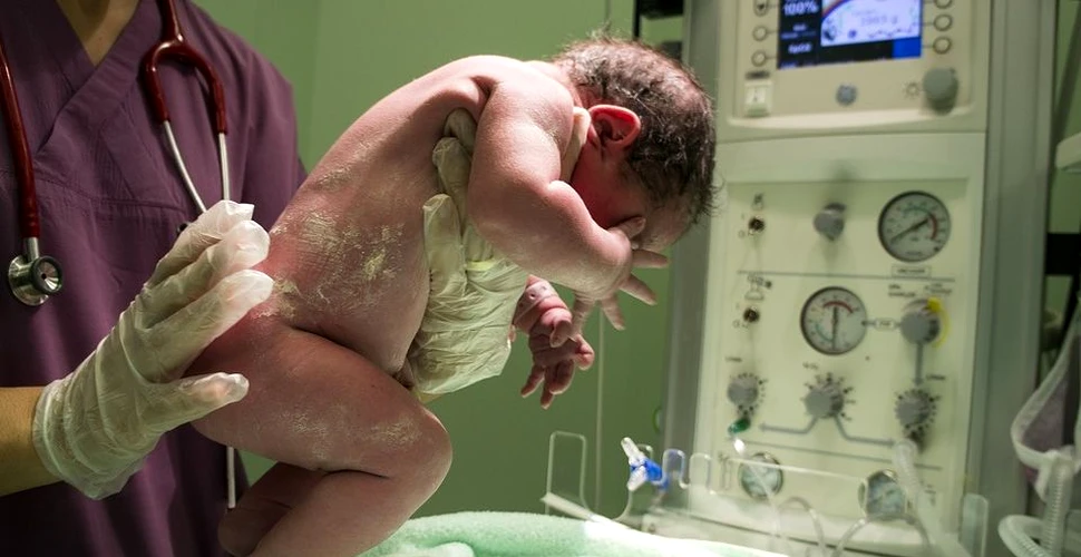 Asistenţii centrului în care tânăra aflată în stare vegetativă a născut vor furniza probe ADN