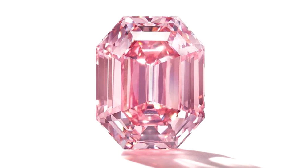 Un diamant roz foarte rar, scos la licitaţie pentru minim 30 de milioane de dolari