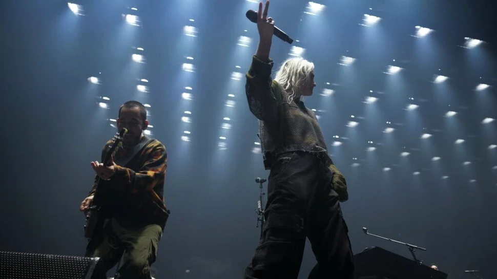 Trupa Linkin Park revine pe scenă cu o solistă nouă, după 7 ani de la moartea lui Chester Bennington