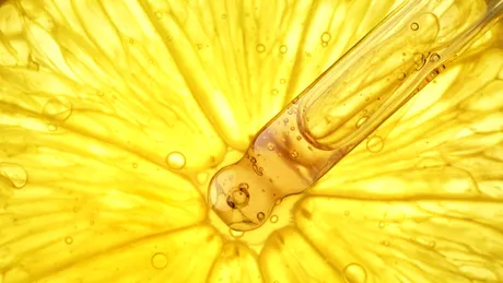 Poate vitamina C să înlocuiască crema cu protecție solară? Ce spun dermatologii