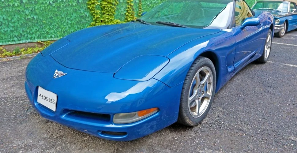 Mașini rare, scoase la licitație în București. Printre acestea, un Corvette C5 în ediție limitată