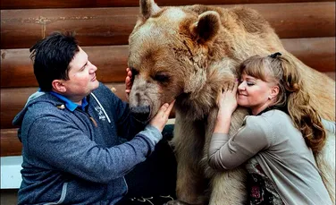 Povestea incredibilă a familiei care trăieşte în casă cu un urs. VIDEO