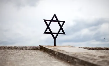 Evreii duşi la Auschwitz din nordul Transilvaniei, omagiaţi prin plăci comemorative în 11 gări