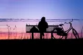 „Vrea cineva să iasă cu mine? Sunt singur”. Singurătatea unei generații, dezbatere virală pe Internet