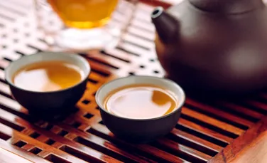 Ce înseamnă cu adevărat să bei ceai în China și de ce două degete bătute în masă spun mai mult decât orice cuvânt