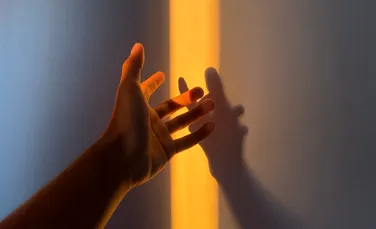 Un studiu a descoperit că oamenii emit o lumină vizibilă care dispare atunci când mor