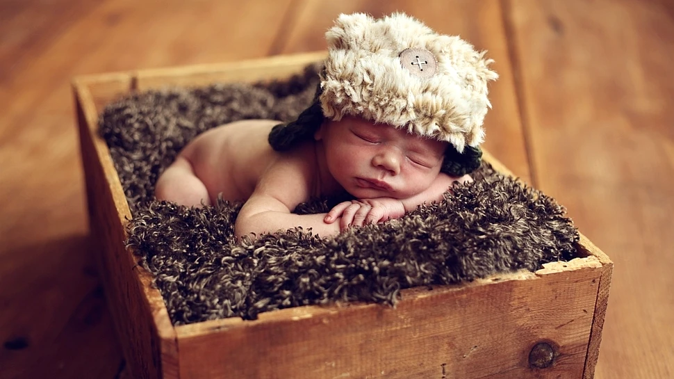 De ce dorm bebeluşii din Finlanda în cutii de carton?