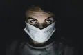 Studiile demonstrează că narcisiştii şi psihopaţii sunt mai puţin dispuşi să poarte măști în timpul pandemiei