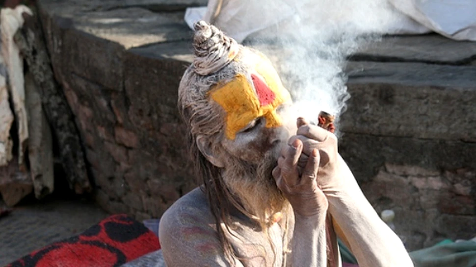 Sadhu-şii nepalezi nu mai au voie să vândă cannabis la temple