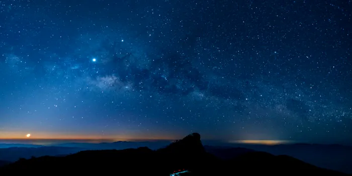 O aliniere rară de planete are loc în aceste zile. Cum o putem observa?